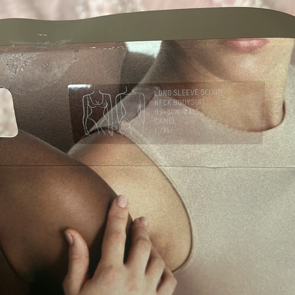 skims long sleeve scoop neck bodysuit - Picture 9 of 11